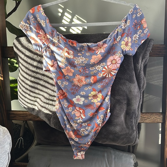 Lush Medium Sized Bodysuit with crossbody open back - Picture 5 of 6